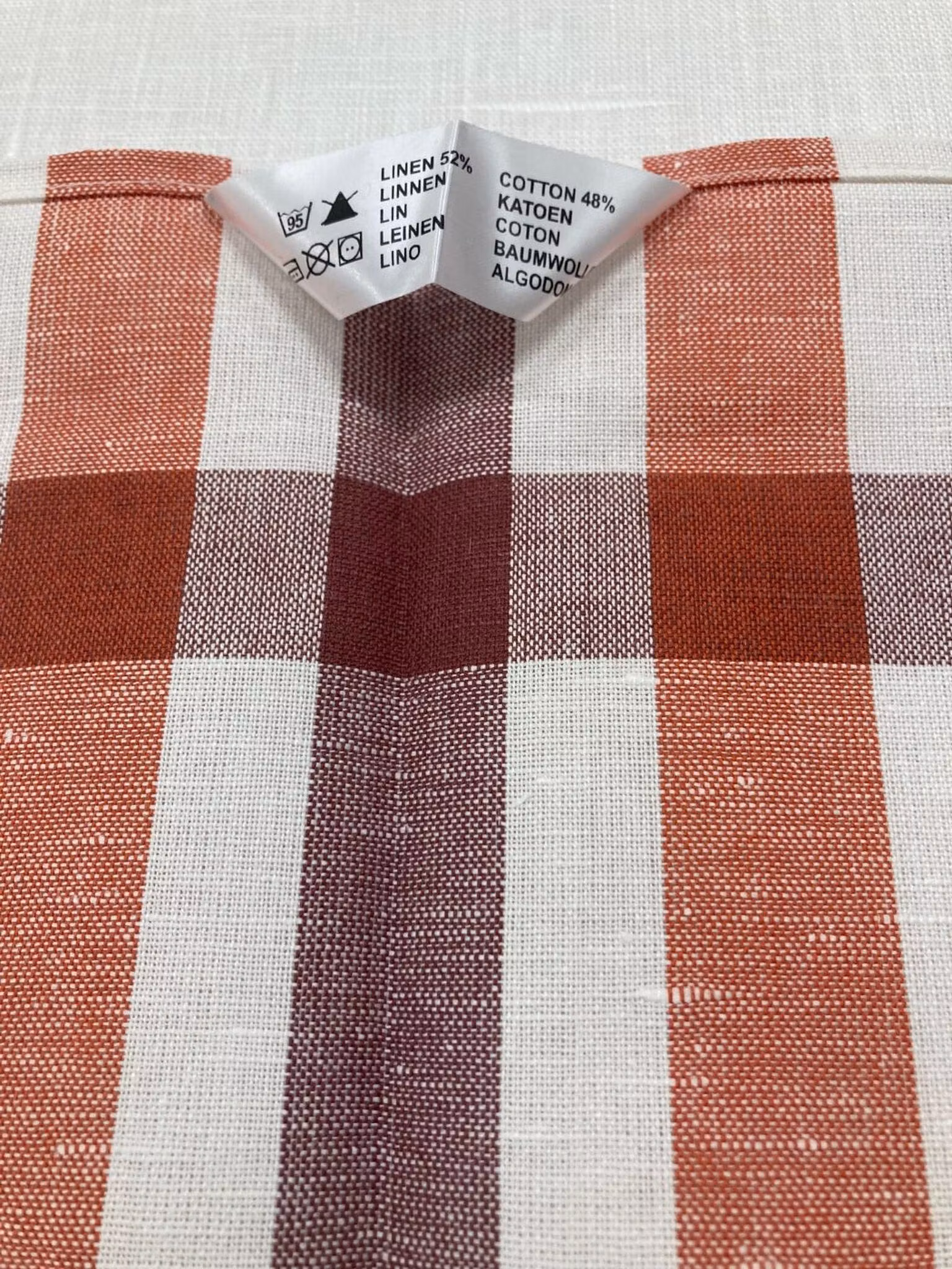 Baksida på röd glashandduk med hank för upphängning