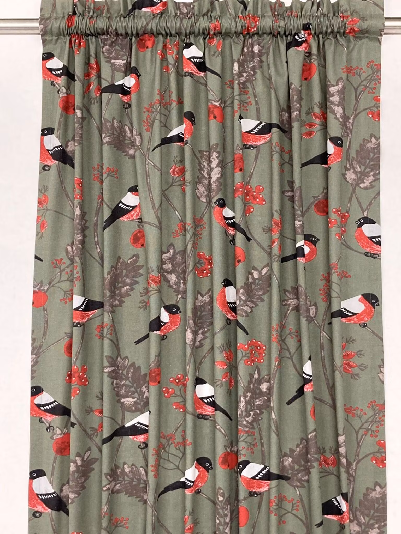 Domherre – ateljésydda gardinlängder med röda domherrar och grenar på mörkgrön botten, 110 × 240 cm.