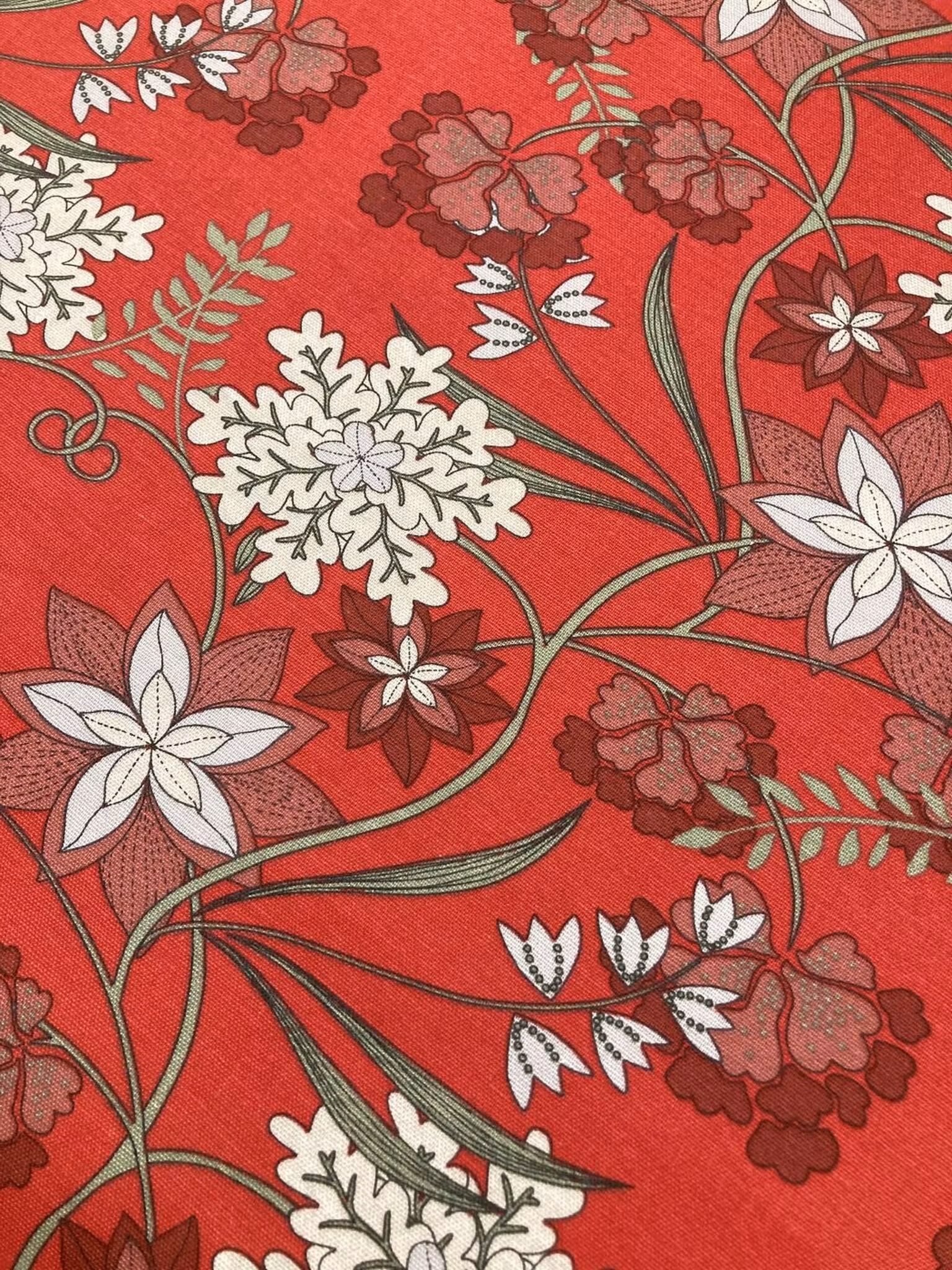 närbild Silverblom Röd gardinkappa med grå blommor och kvistar på röd botten
