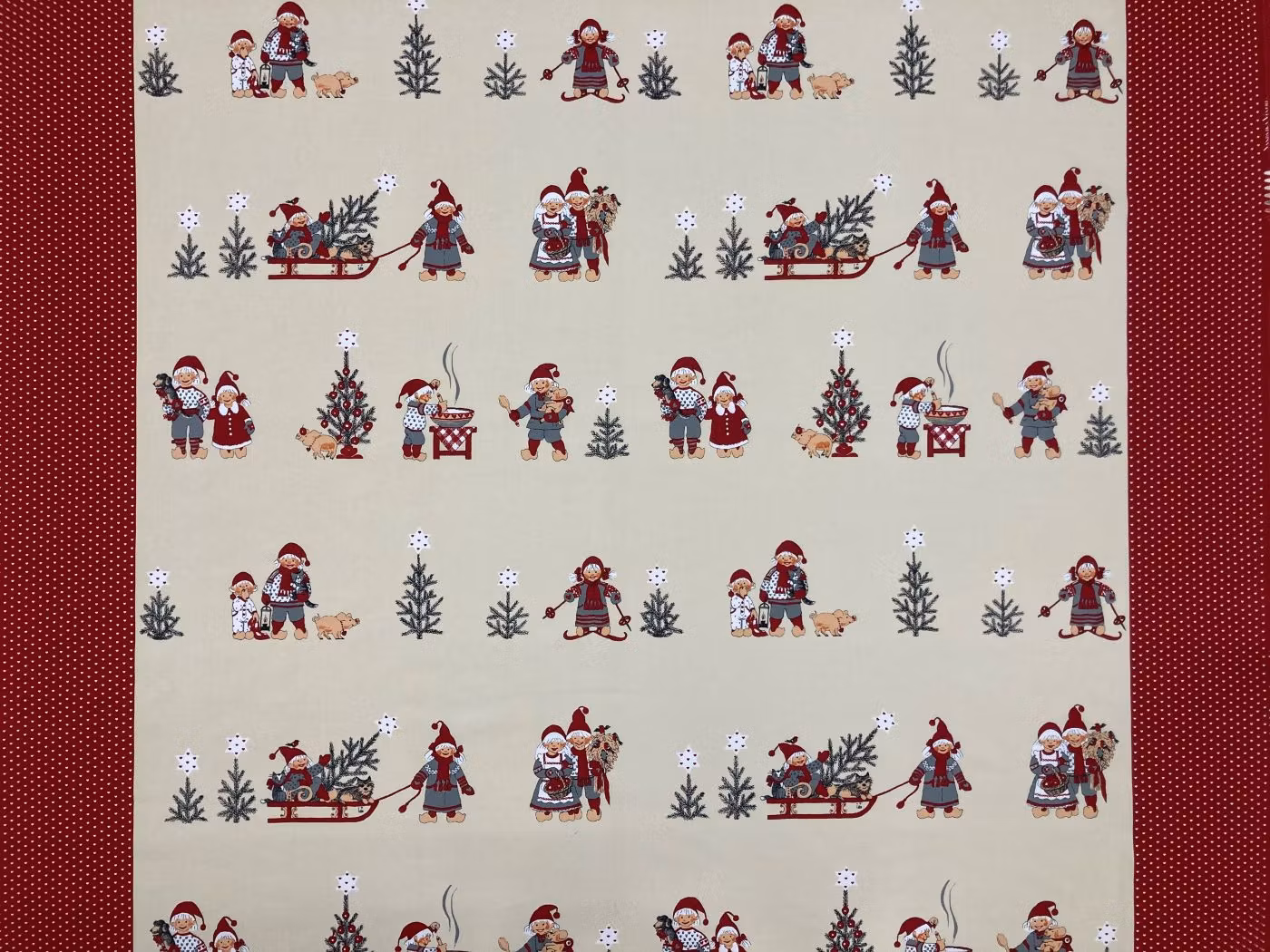 Julgris från Sandvika Väveri, jultyg med tomtefamiljer, julgrisar och granar på linnefärgad botten med röda kanter.