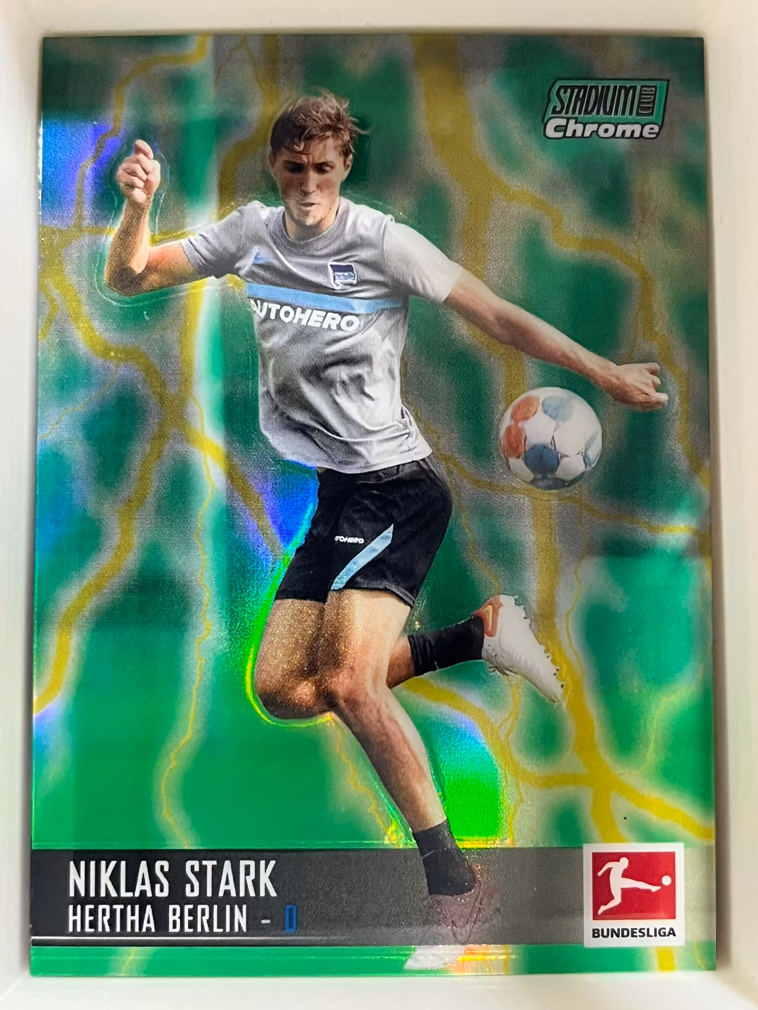 2021-22 Stadium Club Chrome Bundesliga Green and Yellow Electric Charge Refractors #9 Niklas Stark (20-II12-SOCCERHERTHABERLIN)