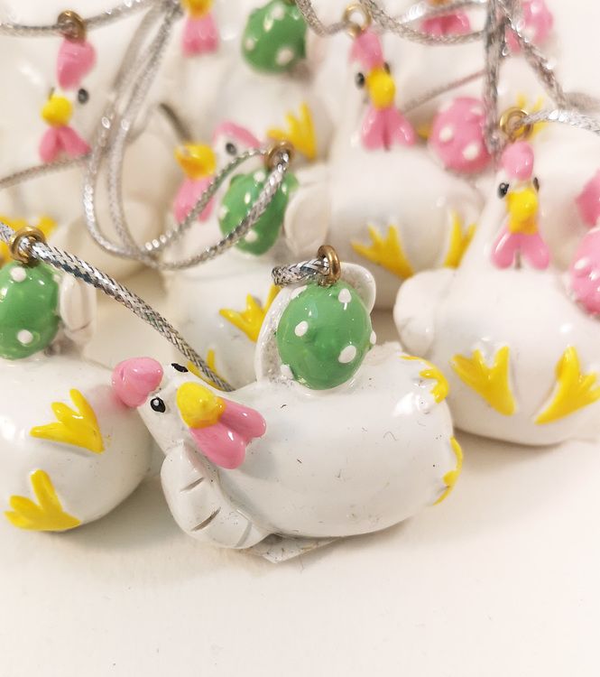 Höna med grönt ägg, hängande