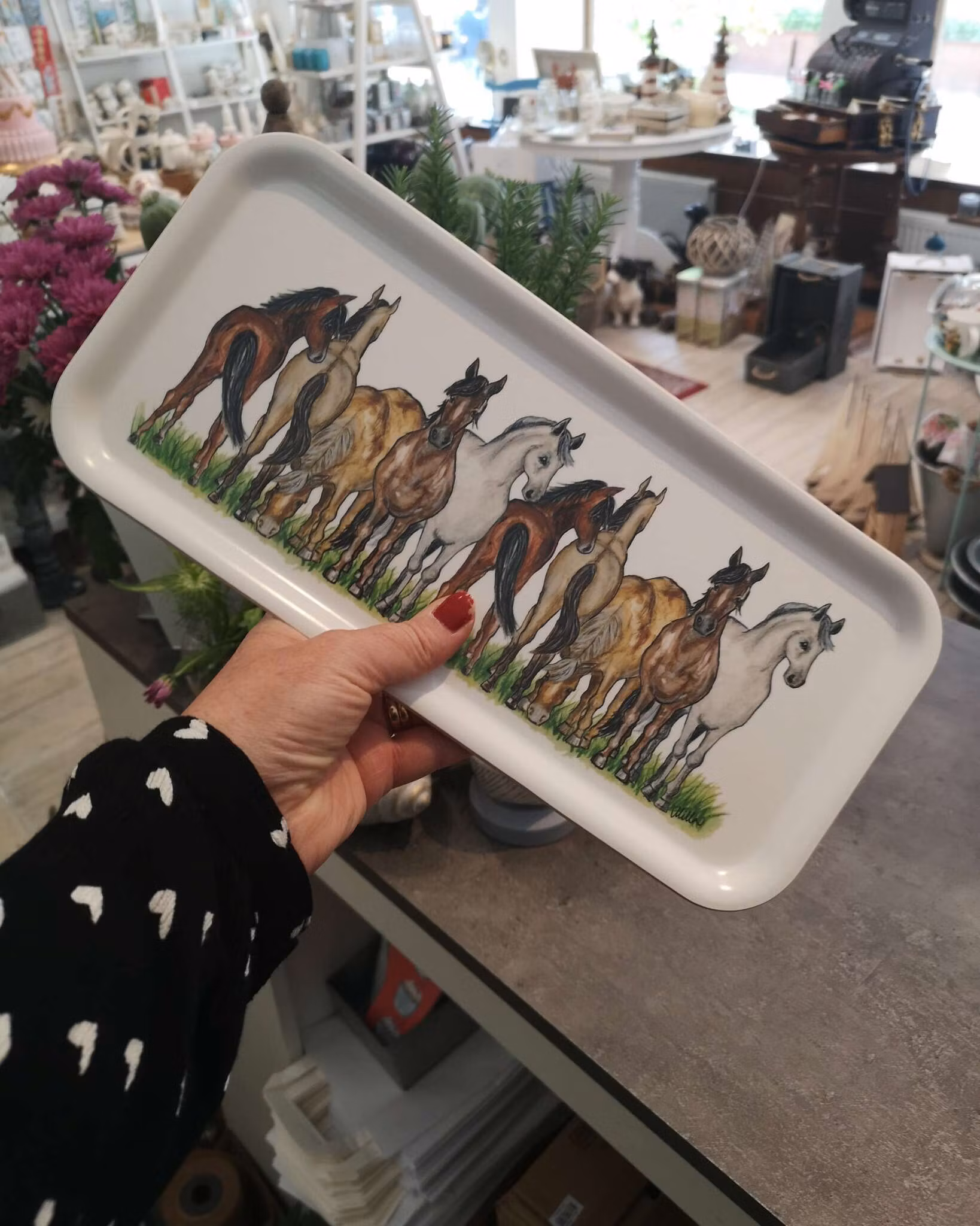 Avlång bricka med hästar