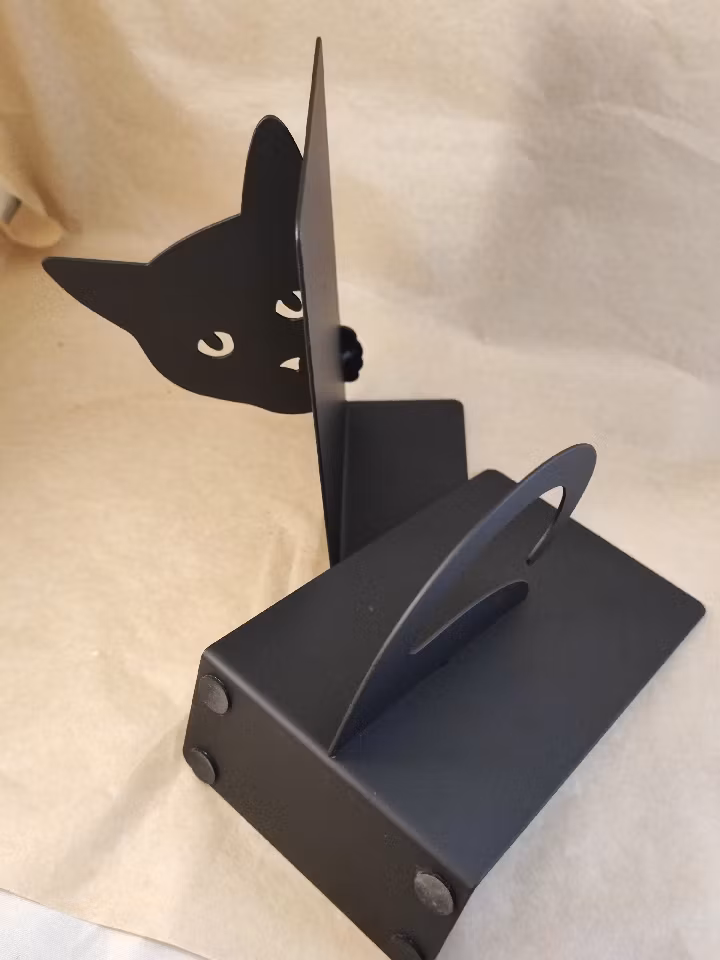 Bokstöd, katt i plåt