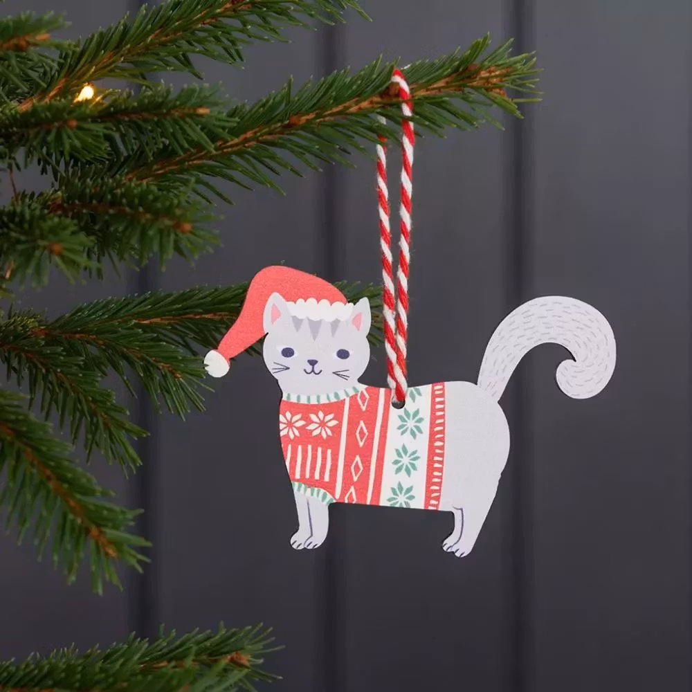 Hänge till granen, grå katt