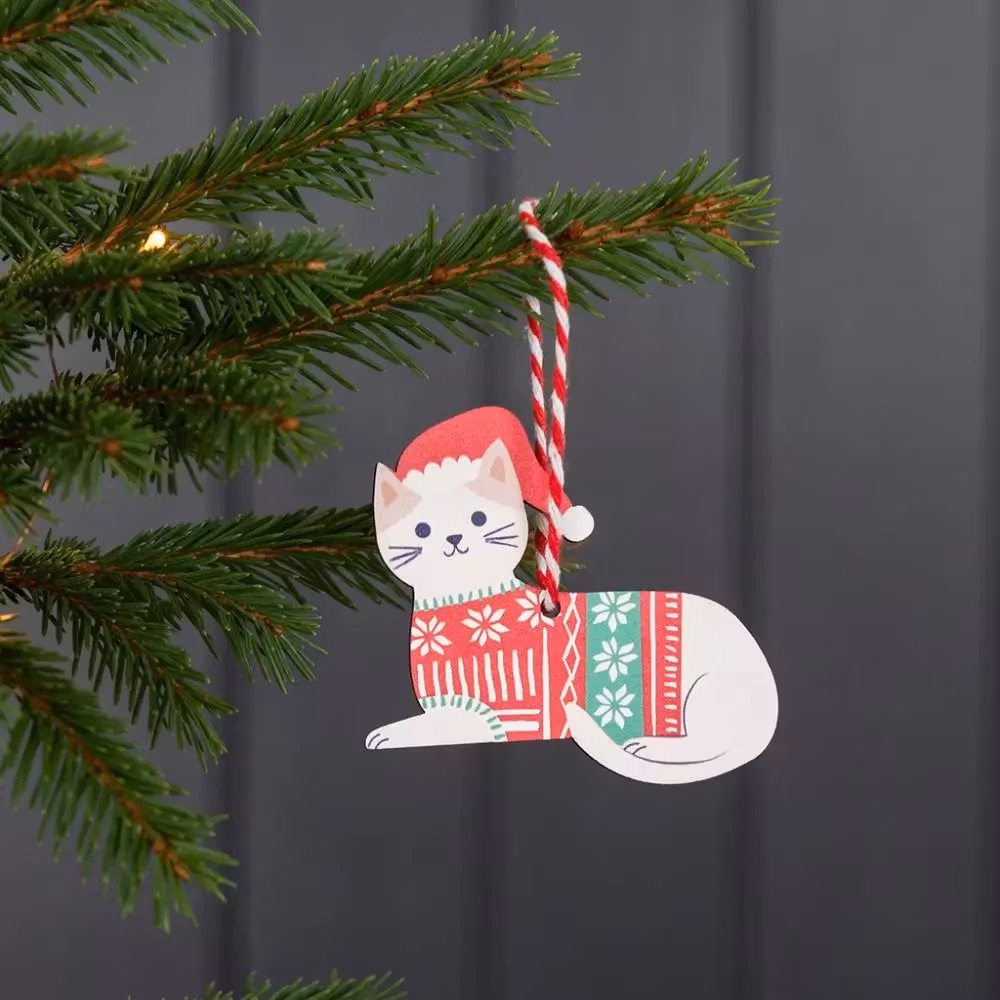 Hänge till granen, vit katt