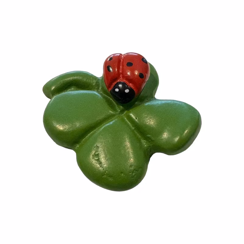 Nyckelpiga på fyrklöver