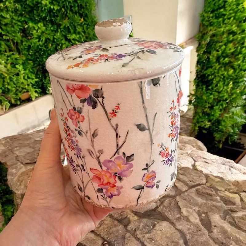 Burk med lock, rosa blommor