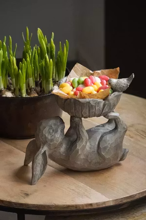 Liggande Hare Med Skål Poly