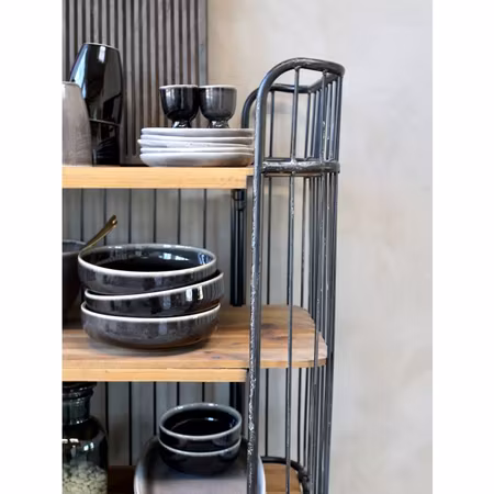 Gammal postvagn med 3 hyllor