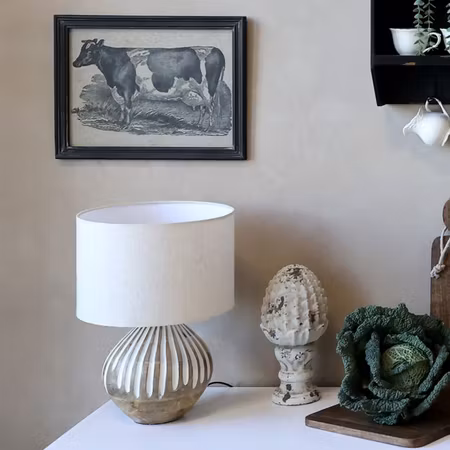 Bordslampa med mönster och linneskärm