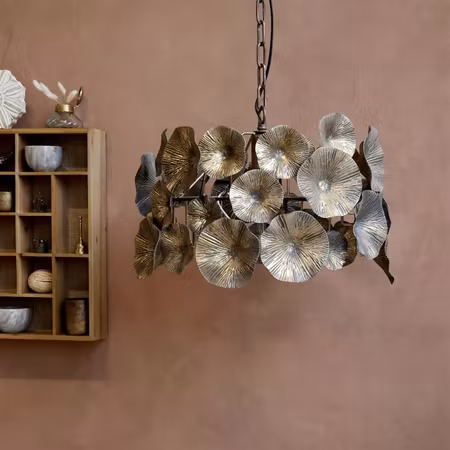 Lampa med blommig dekor