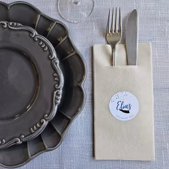 Bestickfickor & stickers, vit studentmössa