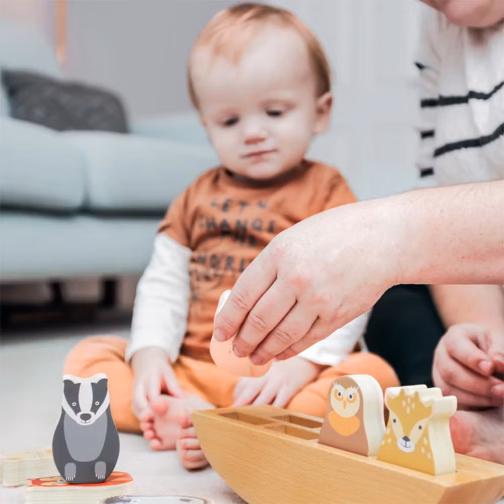 Fin doppresent i trä till pojke - Rosa & Bo Båt med djur