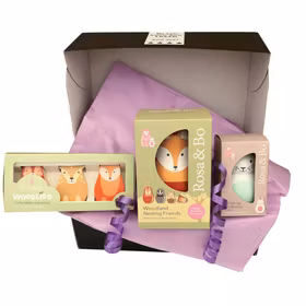 Doppresent pojke - Rosa & Bo leksaker & Skallra Kanin