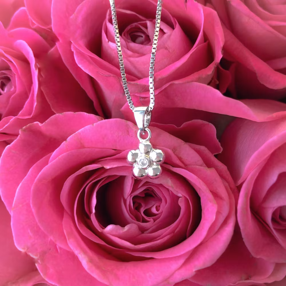 Dopgåva flicka - LITEN BLOMMA - Sweethearts silverhalsband