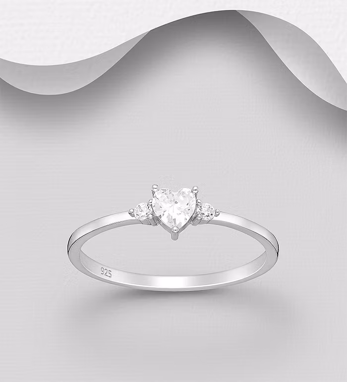 Sølvring med cubic zirkonia hjerte og to små sten