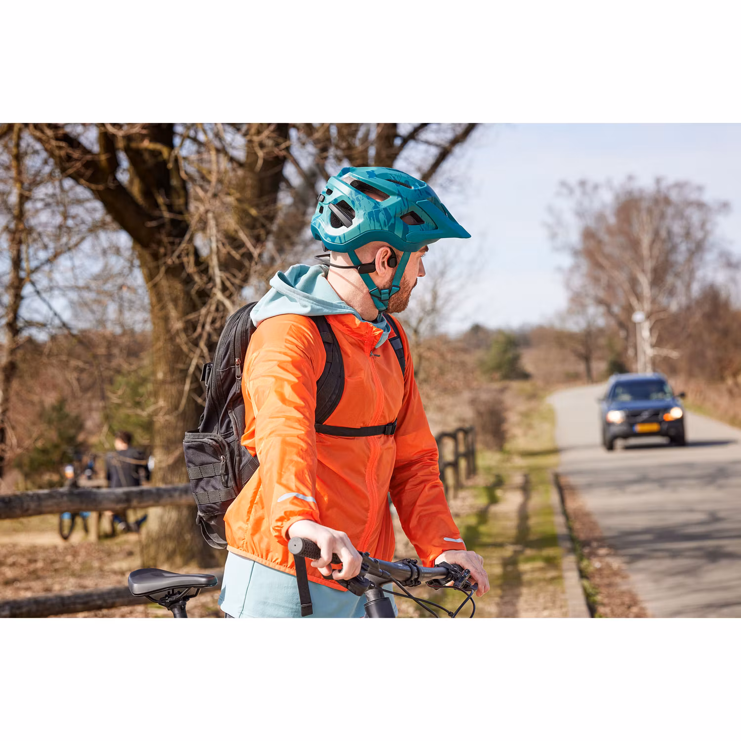 Philips TAA5608BK Trådlösa open-ear-sporthörlurar, bone conduction, IPX5-klass. Svarta.