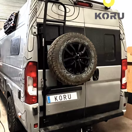 Justerbar reservhjulshållare med stege 180º gångjärn (Koru Solutions)