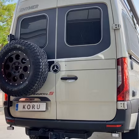 Justerbart reservhjulshållare utan stege. 180º gångjärn (Koru Solutions)