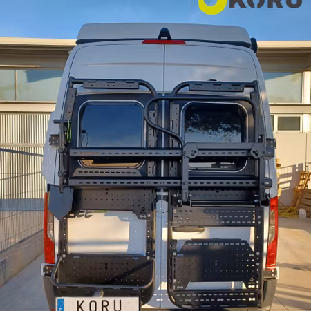 Heavy Duty tippbar hållare för tre cyklar (Koru Solutions)