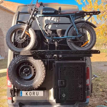 Heavy Duty tippbar hållare för tre cyklar (Koru Solutions)