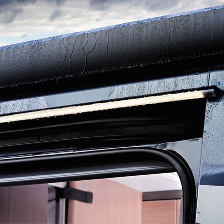 Regnskydd sidodörr med LED SVART Raintec RT100 (Dometic)