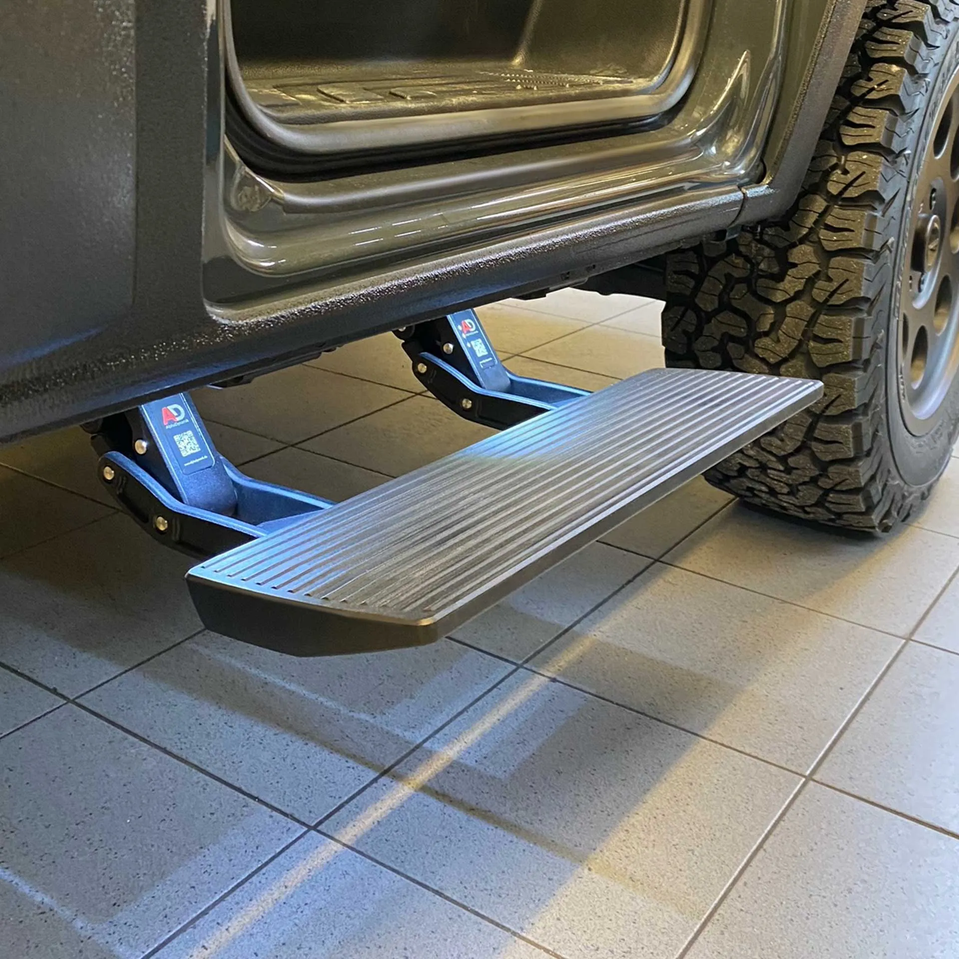 Alpha Dynamik utfällbara elektriska fotsteg, 550 mm - Sprinter/Crafter 2006-2018, Sprinter 2018 - fyrhjulsdrift