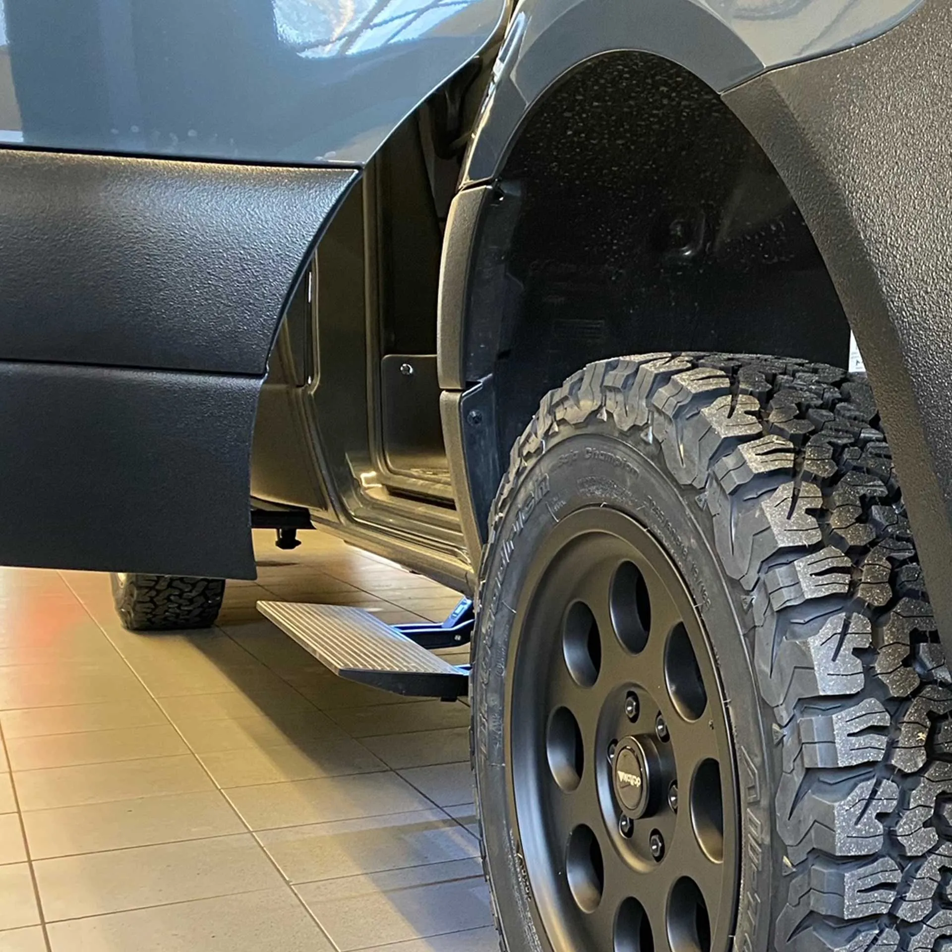 Alpha Dynamik utfällbara elektriska fotsteg, 550 mm - Sprinter/Crafter 2006-2018, Sprinter 2018 - fyrhjulsdrift