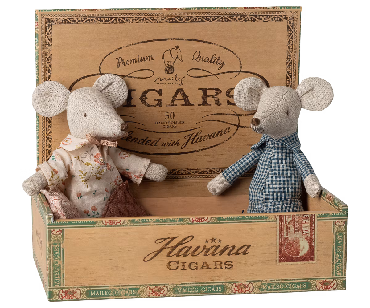 Grandma and grandpa mice in cigarbox, Maileg
