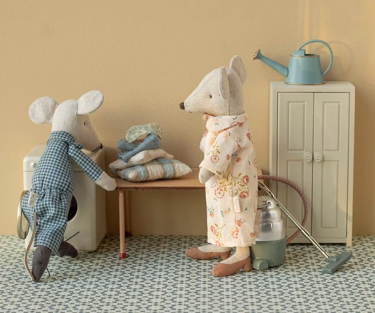 Grandma and grandpa mice in cigarbox, Maileg