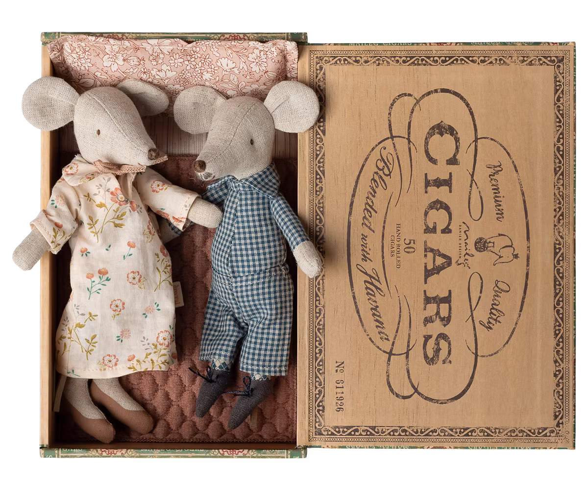 Grandma and grandpa mice in cigarbox, Maileg