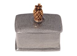 Rektangulär ask i tenn, lock medförgylld ananas i topp från Munka Tenn