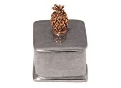 Fyrkantig ask i tenn, lock med guldfärgad ananas i topp, från Munka Tenn