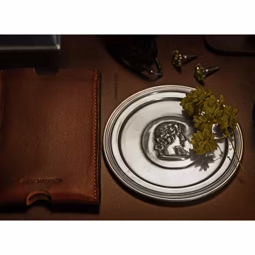 Coaster i tenn med Athena medaljong i mitten, från Munka Tenn