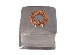 Square box in pewter with gold-colored laurel wreath on the lid from Munka Tenn