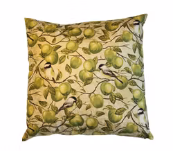 Kudde i franskt bomullstyg med  talgoxe och gröna äpplen