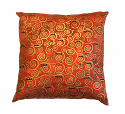 Kudde i franskt bomullstyg med mönster i rött och guld som inspirerats av Art Noveau