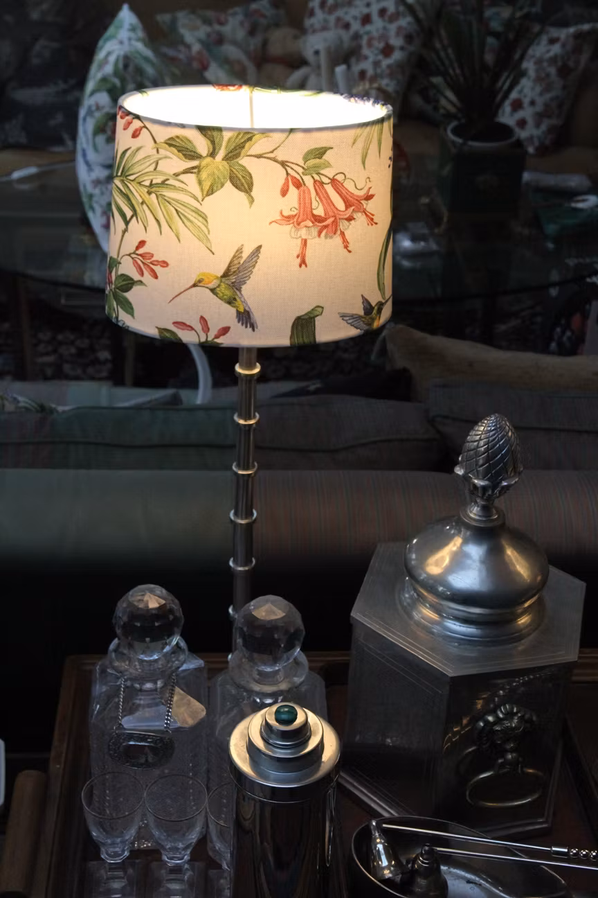 Kopia Lampskärm, oval med motiv av blommor och Kolibri, som passar till Munka Tenns lampor