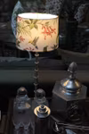 Kopia Lampskärm, oval med motiv av blommor och Kolibri, som passar till Munka Tenns lampor