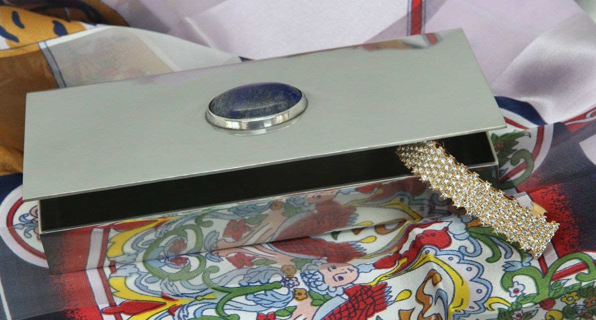 Casket with LAPIS LAZULI stone on the lid, rectangular, height 2.8 cm x 19.5 cm length and 9.5 cm width, from Munka Tenn