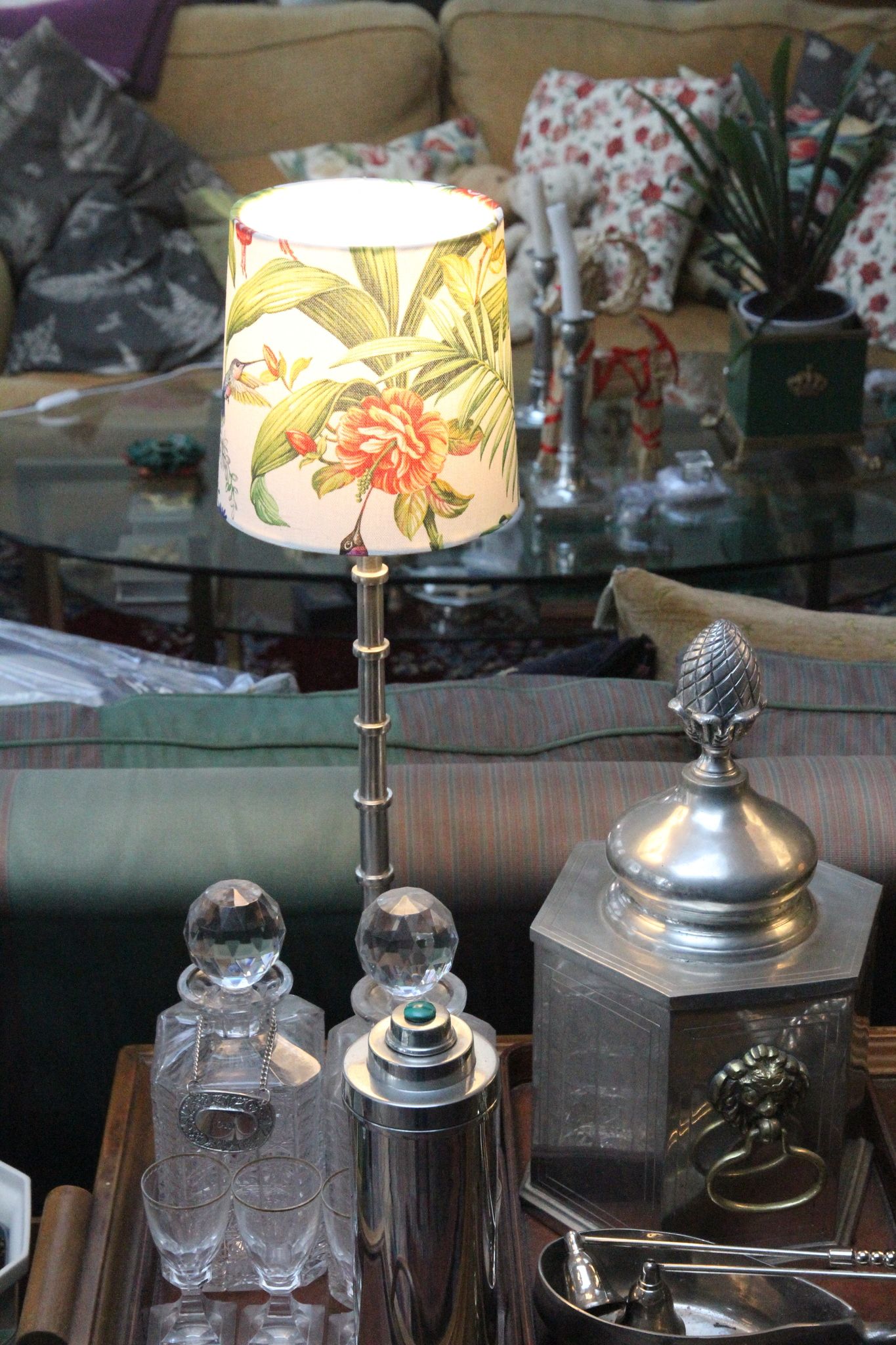 Lampskärm, rund med motiv av blommor och Kolibri, som passar till Munka Tenns lampor