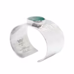 Armband i tenn med malakitsten, hamrad yta