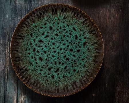 Tallrik Flat Daisy Blocho 27cm Med Grönsvart Dekor och Relieff, FRANKHUGO