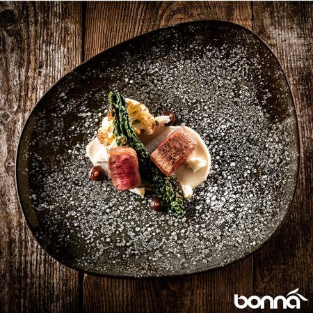 COSMOS BLACK tallrik, Kantig D33cm