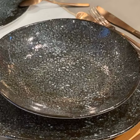 COSMOS BLACK Bloom Coupe tallrik, Rund D25cm