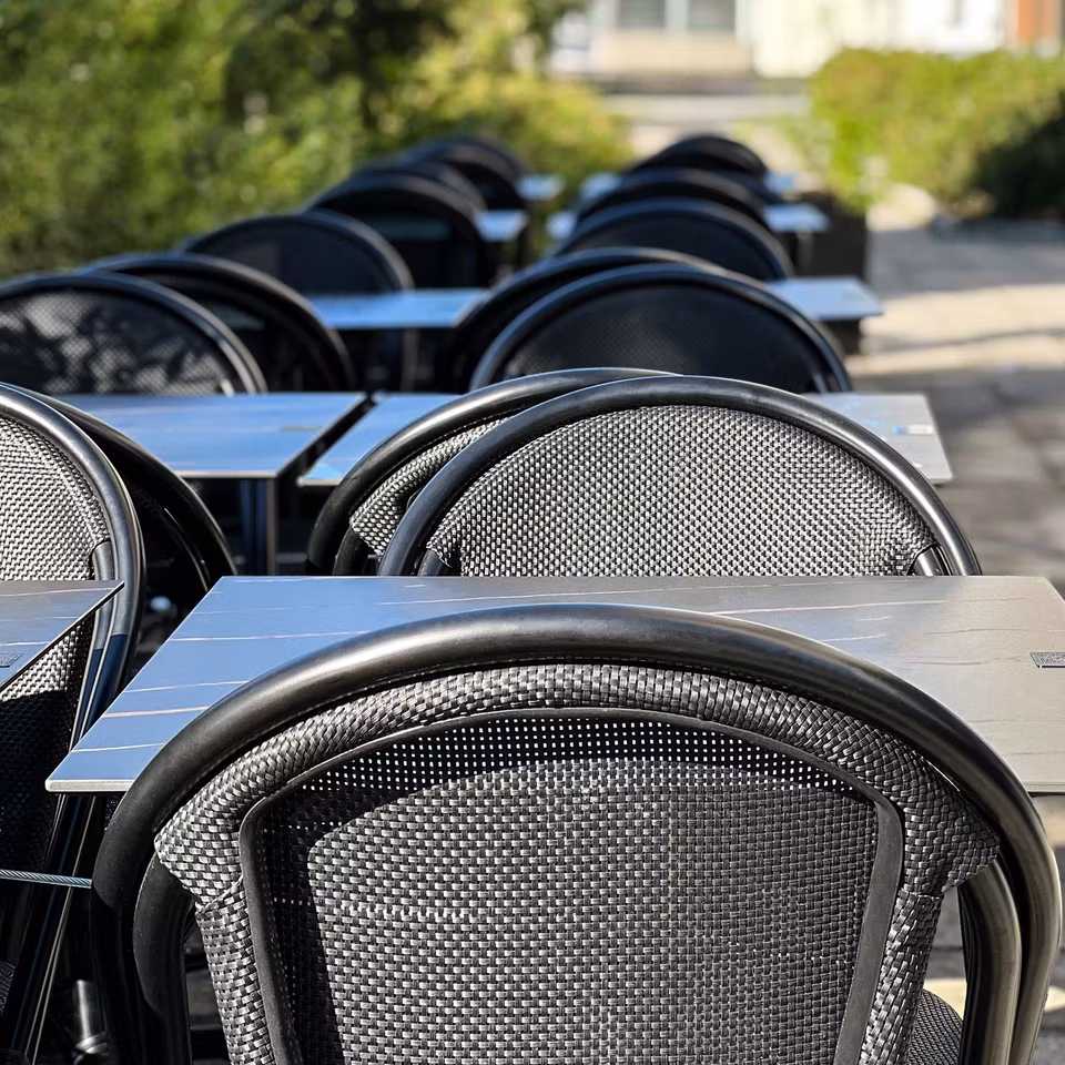 Stol Menton, Svart texteline