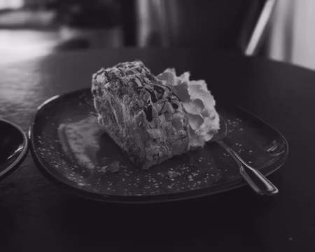 COSMOS BLACK tallrik, Kantig D24cm