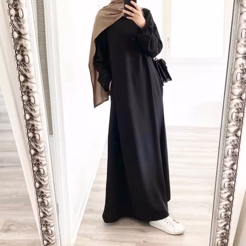Lyxig & mjuk Abaya med knäppning & ryffel.