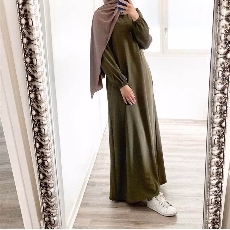 Lyxig & mjuk Abaya med knäppning & ryffel.